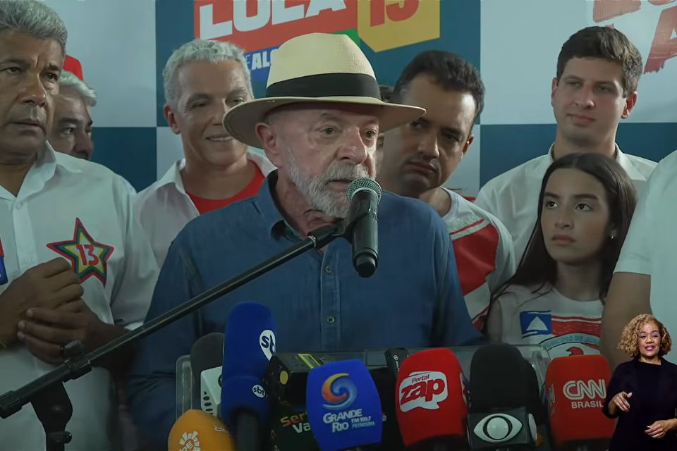 Em Petrolina, Lula diz que Flávio Bolsonaro tem “vida podre” e cobra abertura de sigilos