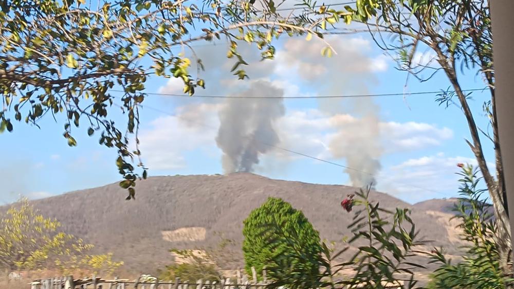 Bombeiros conseguem debelar incêndio que ameaçava moradores em Santa Cruz da Baixa Verde
