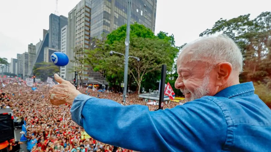 Lula vira no 2º turno e é reeleito com 51,79% dos votos