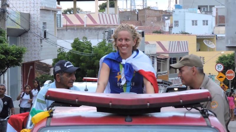Blog Juliana Lima: Yane Marques desfila em Afogados após ouro no PAN 2015